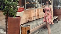 Di Instagramnya, adik Rizky Irmansyah ini kerap membagikan keseruannya saat hangout. Salah satunya di kafe Gigi Susu yang populer di Bali. Foto: Instagram @mutiaracsptlz