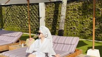 Terakhir ada momen Mutiara Septialzi saat menikmati champagne usai berenang di villa yang ada di Bali.  Foto: Instagram @mutiaracsptlz