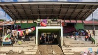 Sejumlah warga korban banjir bandang menempati tribun lapangan desa di Desa Balongga, Kecamatan Dolo Selatan, Kabupaten Sigi, Sulawesi Tengah, Kamis (18/4/2024).