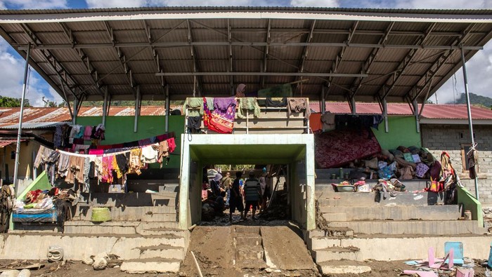 Nasib Korban Banjir Bandang di Sigi Sulteng Sejumlah warga korban banjir bandang berkumpul di halaman rumah kerabatnya di Desa Balongga, Kecamatan Dolo Selatan, Kabupaten Sigi, Sulawesi Tengah, Kamis (18/4/2024). Badan Penanggulangan Bencana Daerah (BPBD) setempat menyebutkan bencana banjir bandang yang menerjang dua desa yakni Desa Balongga dan Desa Sambo pada Rabu (17/4) menyebabkan sedikitnya 330 jiwa mengungsi yang sebagian besar ke rumah kerabatnya, 118 unit rumah rusak, dua sekolah terendam lumpur, sejumlah fasilitas publik lainnya rusak termasuk Puskesmas Pembantu dan jembatan, puluhan ekor ternak hilang, dan ratusan hektare lahan pertanian rusak. ANTARA FOTO/Basri Marzuki/aww.