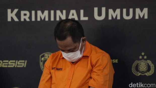 PWGA, pengemudi Fortuner arogan yang mengaku-aku adik jenderal dihadirkan dalam rilis kasus yang diungkap polisi. PWGA memakai baju tahanan dan tertunduk.