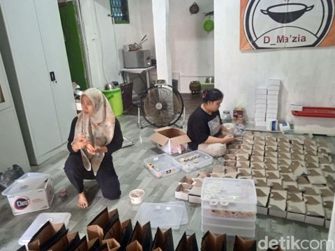 Owner D_Ma'zia Anggi Reftani saat menyelesaikan pesanan (Andika Syahputra/detikcom)