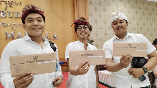 Para pegawai yang sudah dilantik sebagai PPPK di Badung menunjukkan SK pengangkatan PPPK, Kamis (18/4/2024). (Agus Eka/detikBali)