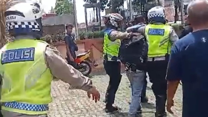 Pelaku curanmor di Kuningan dihajar warga.