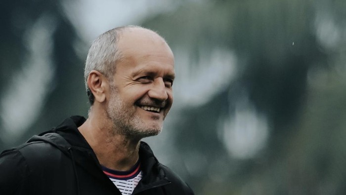 Pelatih PSS Sleman, Risto Vidakovic saat sesi latihan, Kamis (18/4/2024).