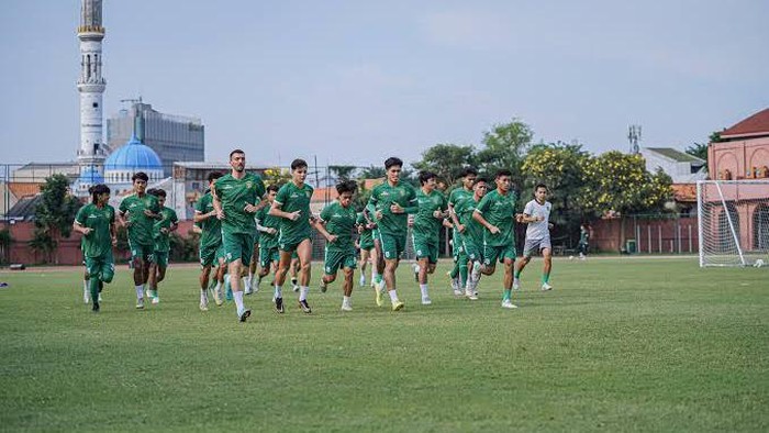 Pemain Persebaya saat sesi latihan