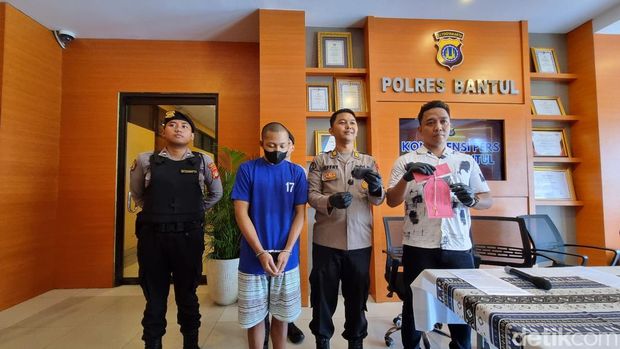 Jumpa pers pembunuhan wanita yang mayatnya dibuang di Pantai Lorong Cemara, Bantul, Kamis (18/4/2024).