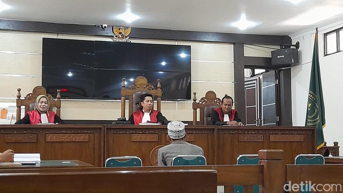 Pemeriksaan Andi alias Black sebagai terdakwa kasus pembunuhan bos roti maros dan anaknya, Abdillah di PN Maros. Andi Audia Faiza Nazli Irfan/detikSulsel