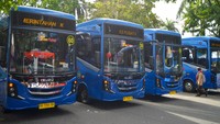Pelajar bersiap menaiki armada baru bus Trans Padang saat peluncuran di Padang, Sumatera Barat, Kamis (18/4/2024).