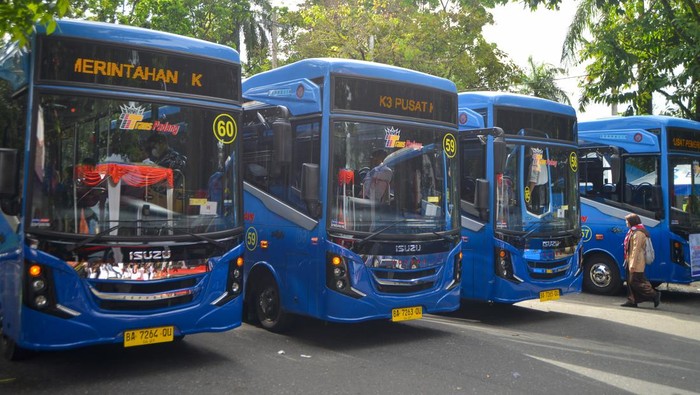 Pelajar bersiap menaiki armada baru bus Trans Padang saat peluncuran di Padang, Sumatera Barat, Kamis (18/4/2024). Pemkot Padang meluncurkan 10 armada baru bus Trans Padang yang akan melayani koridor 3 untuk memenuhi kebutuhan transportasi masyarakat di kota bengkuang itu, sedangkan 10 unit lagi akan didatangkan untuk koridor 2 pada Juni mendatang. ANTARA FOTO/Iggoy el Fitra/rwa.