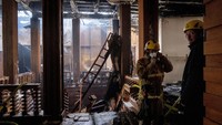 Gedung tua Bursa Efek Kopenhagen terbakar, Selasa (16/4). Gedung yang dibangun pada abad ke-17 itu adalah salah satu bangunan paling ikonik di ibu kota Denmark. (REUTERS/Ida Marie Odgaard)  