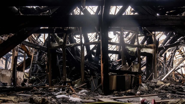 Penampakan Gedung Bursa Efek Bersejarah di Denmark Pasca Terbakar Hebat Fire crew members work inside the Old Stock Exchange building, the day following the fire, in Copenhagen, Denmark, April 17, 2024.  Ritzau Scanpix/Ida Marie Odgaard via REUTERS    ATTENTION EDITORS - THIS IMAGE WAS PROVIDED BY A THIRD PARTY. DENMARK OUT. NO COMMERCIAL OR EDITORIAL SALES IN DENMARK.