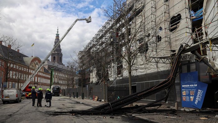 Penampakan Gedung Bursa Efek Bersejarah di Denmark Pasca Terbakar Hebat A burnt spire lies on the road, after it fell during the fire at the Old Stock Exchange building, in Copenhagen, Denmark, April 17, 2024. REUTERS/Ali Withers