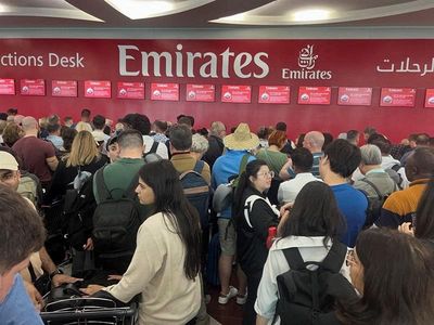 Penampakan Penumpang Numpuk di Bandara Gegara Dubai Banjir