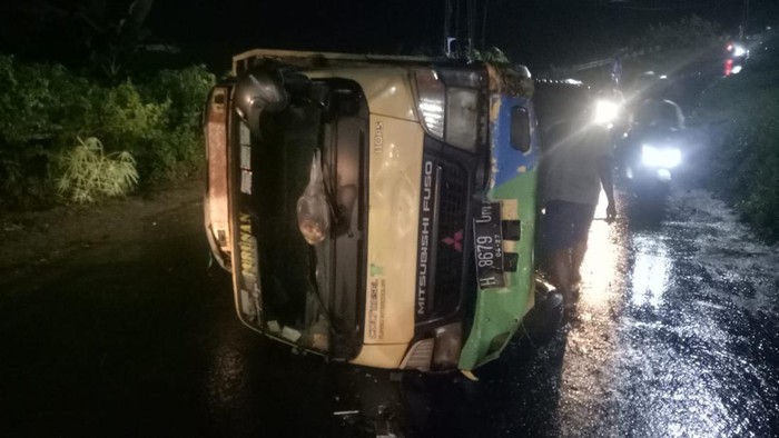 Penampakan truk terguling di tanjakan Jatibarang, Mijen, Semarang, Kamis (17/4/2024).