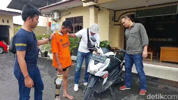 Pencuri motor berkaki satu ditangkap di Bandar Lampung.