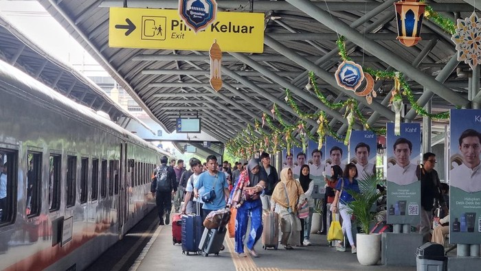 Penumpang di Stasiun Gubeng Surabaya.