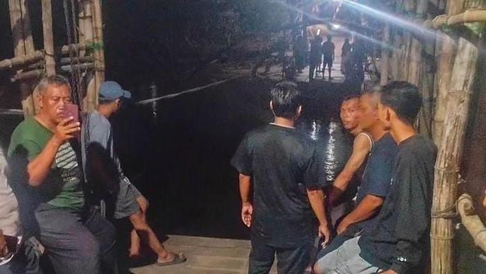 Perahu tambangan yang ditumpangi bapak dan anak
