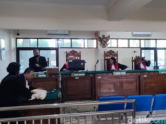Persidangan terdakwa kasus pemerkosaan, Muh Anwar, di PN Semarang, Kamis (18/4/2024).
