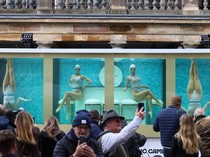 Pertunjukan Renang Artistik Promosikan Olimpiade Paris 2024