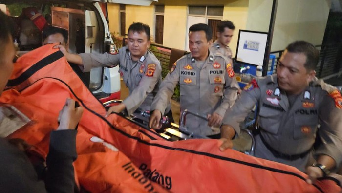 Petugas melakukan evakuasi terhadap jenazah Radi yang tenggelam di Pantai Cianjur.