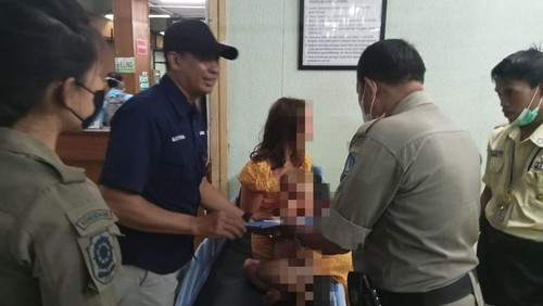 Petugas Satpol PP Badung merujuk turis perempuan asal Rusia yang linglung di Kuta Utara ke RSUP Prof  Ngoerah, Denpasar, Bali, Kamis (18/4/2024). (Foto: Dok. Satpol PP Badung)