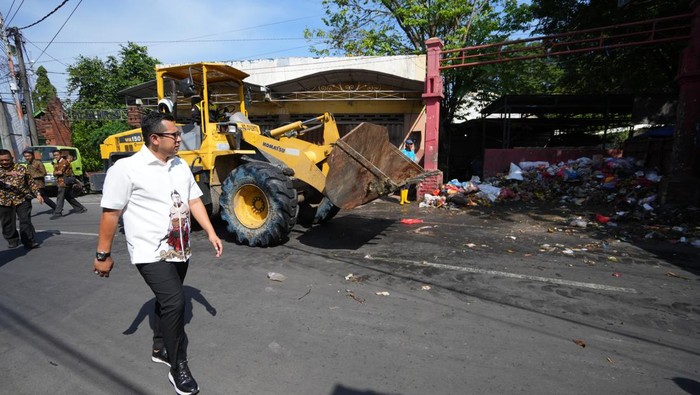 Pj Wali Kota Mojokerto Moh Ali Kuncoro turun langsung memimpin pembersihan sampah di TPS Benpas yang meluber ke jalan