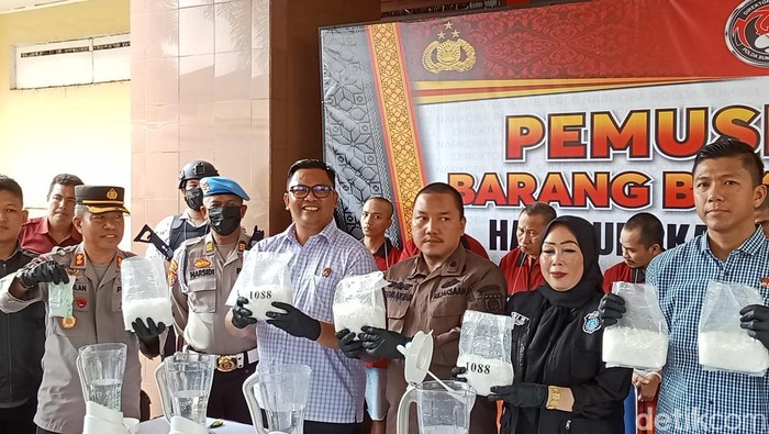 Polda Sumsel musnahkan 7,7 kg sabu dan 117 butir ekstasi.
