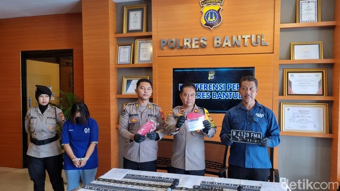 Polisi jumpa pers kasus pencurian uang tunai Rp 81 juta, di Mapolres Bantul, Kamis (18/4/2024).