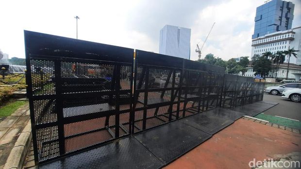 Polisi lakukan penyekatan jelang demo massa di Patung Kuda.