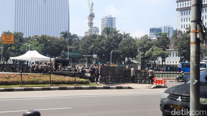 Tindakan Pencegahan Polisi Terapkan Penyekatan di Tengah Rencana Aksi Massa di Patung Kuda