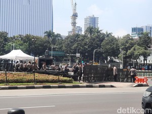 Polisi Lakukan Penyekatan Jelang Demo Massa di Patung Kuda