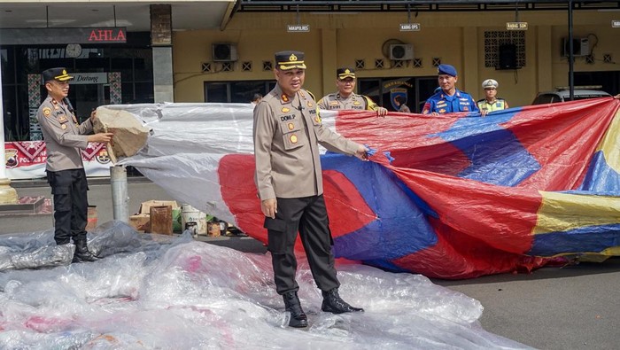 Polisi Tangkap 80 Balon Udara yang Terbang Liar di Pekalongan Kapolres Pekalongan Kota AKBP Doni Prakoso Widamanto (tengah) menunjukkan hasil tangkapan balon udara liar saat rilis kasus di Polres Pekalongan Kota, Jawa Tengah, Kamis (18/4/2024). Polres Pekalongan Kota berhasil mengamankan balon udara yang terbang secara liar saat tradisi syawalan sebanyak 80 balon berukuran kecil hingga besar, tungku pengapian balon 13 buah, dan petasan sebanyak 308 butir dari hasil tangkapan selama tujuh hari. ANTARA FOTO/Harviyan Perdana Putra/aww.