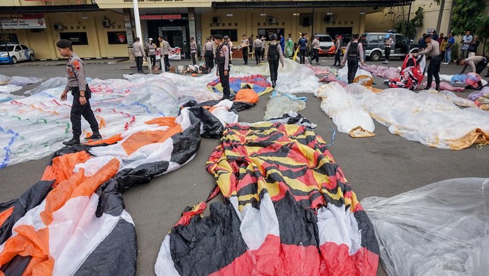 Kapolres Pekalongan Kota AKBP Doni Prakoso Widamanto (tengah) menunjukkan hasil tangkapan balon udara liar saat rilis kasus di Polres Pekalongan Kota, Jawa Tengah, Kamis (18/4/2024). Polres Pekalongan Kota berhasil mengamankan balon udara yang terbang secara liar saat tradisi syawalan sebanyak 80 balon berukuran kecil hingga besar, tungku pengapian balon 13 buah, dan petasan sebanyak 308 butir dari hasil tangkapan selama tujuh hari. ANTARA FOTO/Harviyan Perdana Putra/aww.