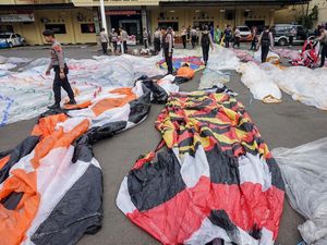 Polisi Tangkap 80 Balon Udara yang Terbang Liar di Pekalongan