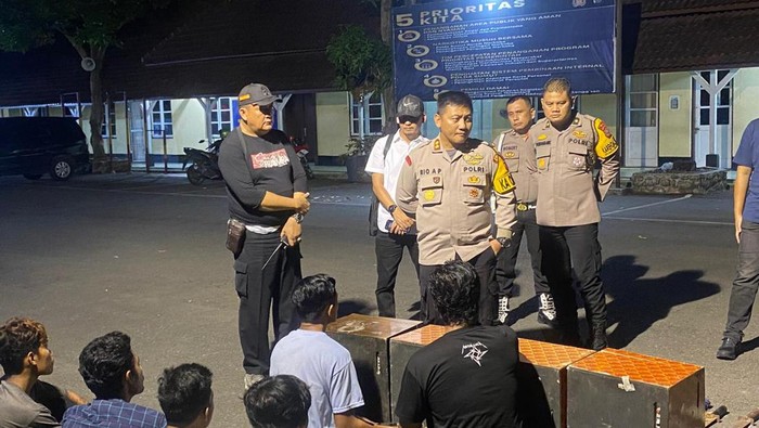 Polres Binjai menggelar operasi Gerebek Kampung Narkoba (GKN) di tiga lokasi barak berbeda di Kota Binjai. Hasilnya 10 orang ditangkap dan 7 orang di antaranya positif narkoba. (dok Istimewa)
