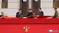 Foto-foto dari Kantor Berita Pusat Korea (KCNA) menunjukkan Kim memotong pita besar dan melambaikan tangan kepada orang banyak, saat kembang api dinyalakan dan pesawat terbang melintas di atas pertunjukan.  