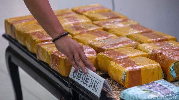 Bareskrim Polri berhasil mengungkap 2 kasus kejahatan Narkotika. 12 Tersangka diamankan.