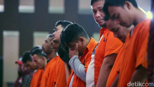 Bareskrim Polri berhasil mengungkap 2 kasus kejahatan Narkotika. 12 Tersangka diamankan.