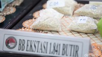 Barang bukti hasil kejahatan turut dihadirkan.