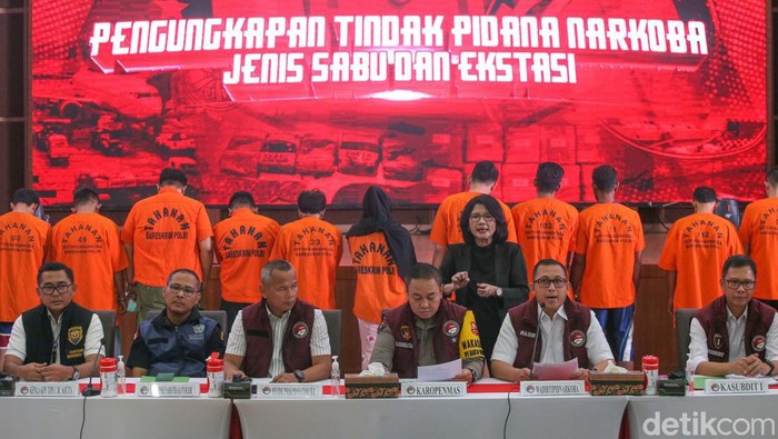 Bareskrim Polri berhasil mengungkap 2 kasus kejahatan Narkotika. 12 Tersangka diamankan.