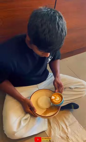 Pria Ini Makan Nasi dengan Kuah Cappuccino