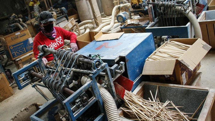 Produksi sumpit kayu kualitas ekspor di Palangka Raya Pekerja menyelesaikan pembuatan sumpit kayu di Sentra IKM Temanggung Tilung, Palangka Raya, Kamis (18/4/2024). Produk sumpit yang memanfaatkan limbah kayu untuk dijadikan suvenir tersebut telah menembus pasar ekspor seperti Jepang, Korea, dan Taiwan dengan harga jual Rp1 juta hingga Rp1,2 juta per box berisi seribu pasang. ANTARA FOTO/Auliya Rahman/aww.