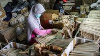 Pekerja menyortir sumpit kayu sebelum dikemas di Sentra IKM Temanggung Tilung, Palangka Raya, Kamis (18/4/2024).  