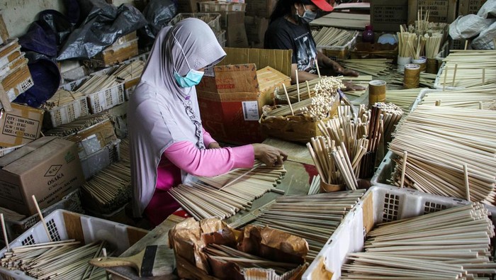 Produksi sumpit kayu kualitas ekspor di Palangka Raya Pekerja menyelesaikan pembuatan sumpit kayu di Sentra IKM Temanggung Tilung, Palangka Raya, Kamis (18/4/2024). Produk sumpit yang memanfaatkan limbah kayu untuk dijadikan suvenir tersebut telah menembus pasar ekspor seperti Jepang, Korea, dan Taiwan dengan harga jual Rp1 juta hingga Rp1,2 juta per box berisi seribu pasang. ANTARA FOTO/Auliya Rahman/aww.