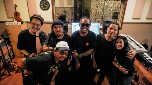 Proses rekaman lagu Segara Gunung hasil kolaborasi band rock asal Bali, Navicula, dengan duo folk Endah n Rhesa. (Foto: Istimewa)