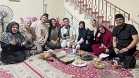 Momen lain dari Putri saat berkumpul dengan teman-temannya juga tampak hangat. Mereka menikmati jajanan pasar dan buah-buahan. Foto: Instagram @da4_putri03