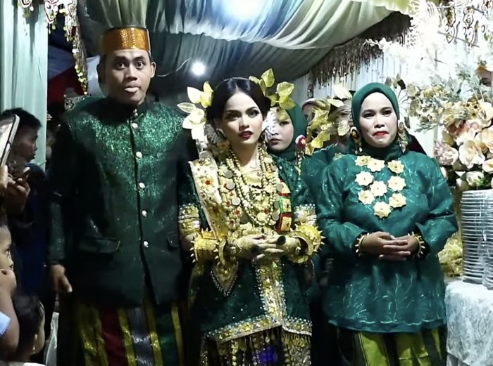 Putri DA atau Putri Isnari menggelar acra adat Mappacci jelang pernikahan.