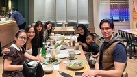 Putri membagikan potret hangatnya bersama keluarga ketika menikmati makan malam. Mereka mengunjungi sebuah restoran dan menikmati steak. Foto: Instagram @da4_putri03