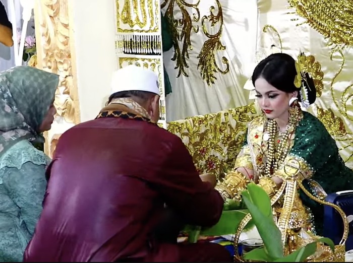 Putri DA Putri DA atau Putri Isnari menggelar acra adat Mappacci jelang pernikahan.